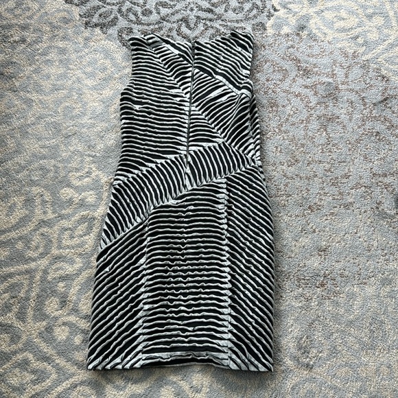 Nicole Miller Ruffle Sheath Dress Gray Black Large - Picture 4 of 6